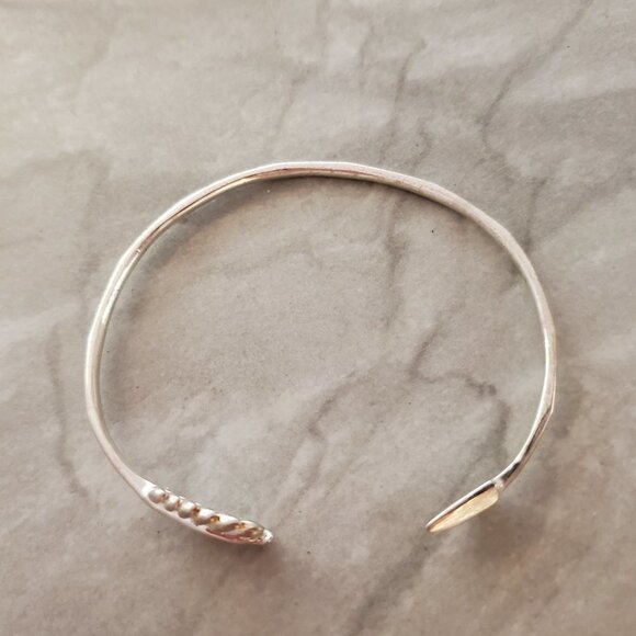 🏹 Stella and Dot Dainty Minimalist Gilded Arrow Cuff Bangle Bracelet 🏹 - Picture 5 of 6